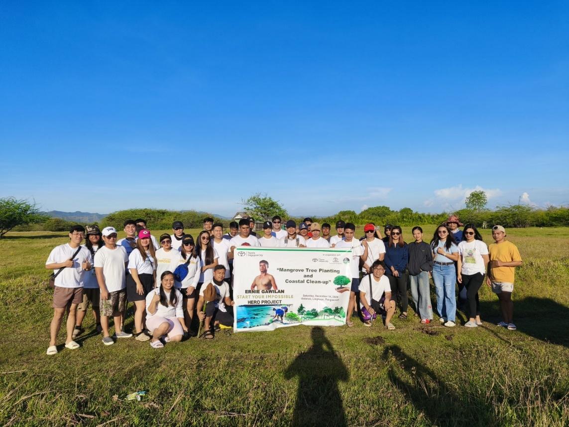 A group of people posing for a photo

Description automatically generated