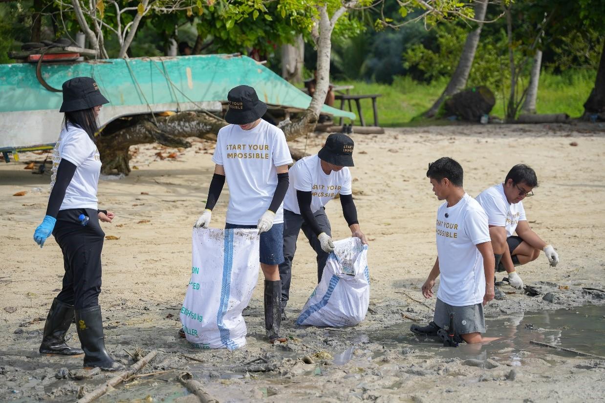 A group of people in white t-shirts

Description automatically generated