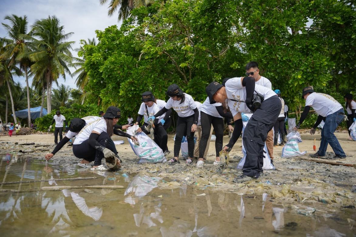 A group of people cleaning up trash

Description automatically generated